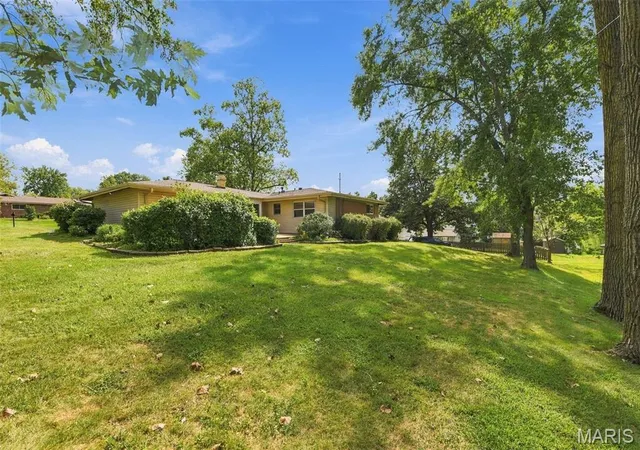 Photo 3 of Sale Pending at 1 Barbary Ln, Saint Louis, MO 63146 | MLS# MIS26054784 | Listing updated on 2026-09-27