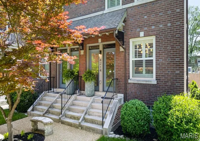 Photo 3 of Sale Pending at 4212 Arsenal St, Saint Louis, MO 63116 | MLS# MIS26054790 | Listing updated on 2026-09-01