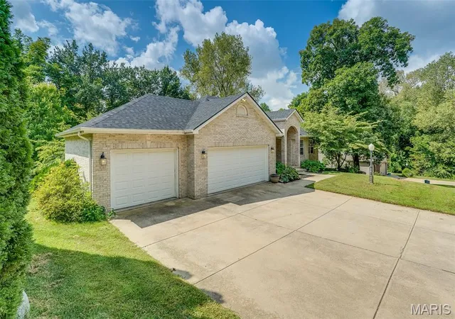 Photo 3 of Single family home for sale at 212 Michael Dr, Troy, IL 62294 | MLS# MIS26054797 | Listing updated on 2026-09-20