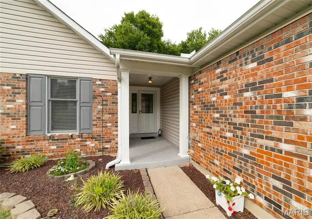 Photo 2 of Sale Pending at 912 Gastorf Pl, Florissant, MO 63031 | MLS# MIS26054813 | Listing updated on 2026-10-05