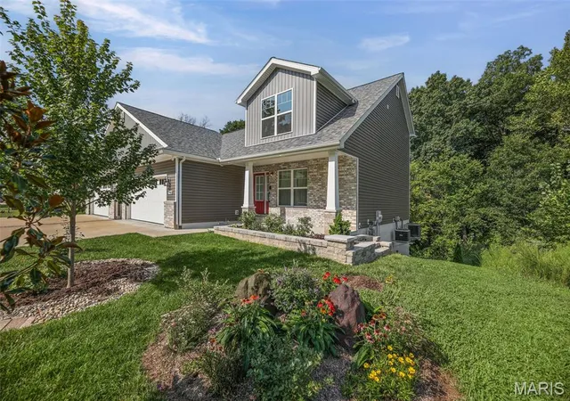 Photo 3 of Single family home for sale at 7965 Shadow Creek Dr, Caseyville, IL 62232 | MLS# MIS26054824 | Listing updated on 2026-09-30