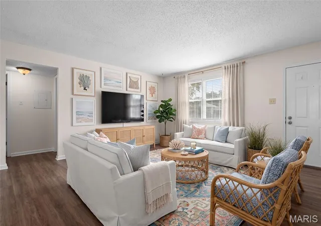 Listing Photo 4 - Condo for sale in building located at 1719 Canary Cvs, Saint Louis, MO 63144