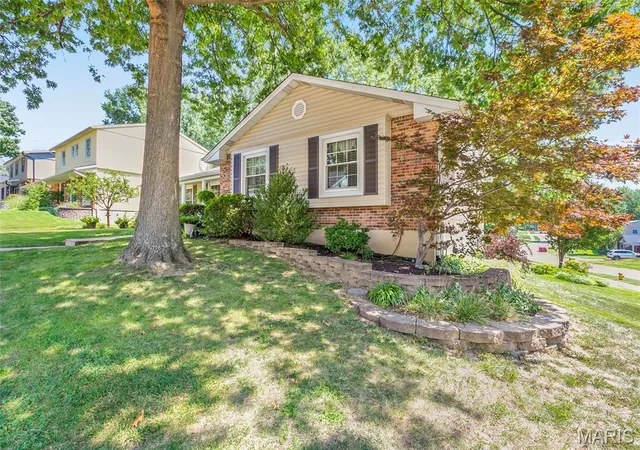 Photo 2 of Sale Pending at 7278 Hill Rose Ct, Oakville, MO 63129 | MLS# MIS26054845 | Listing updated on 2026-09-01