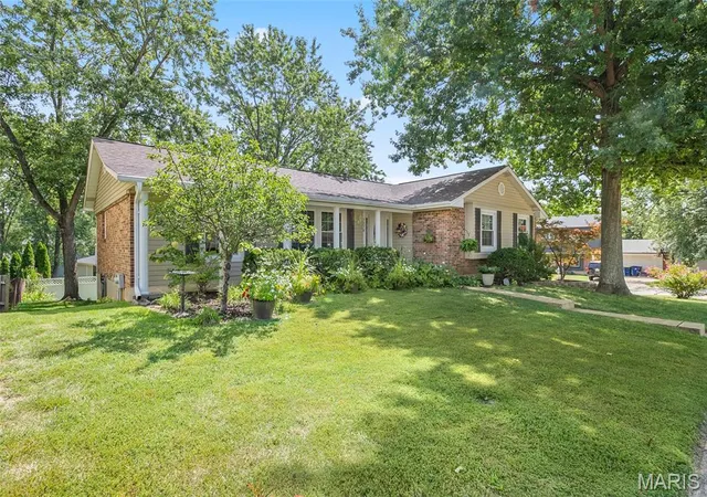 Photo 3 of Sale Pending at 7278 Hill Rose Ct, Oakville, MO 63129 | MLS# MIS26054845 | Listing updated on 2026-09-01
