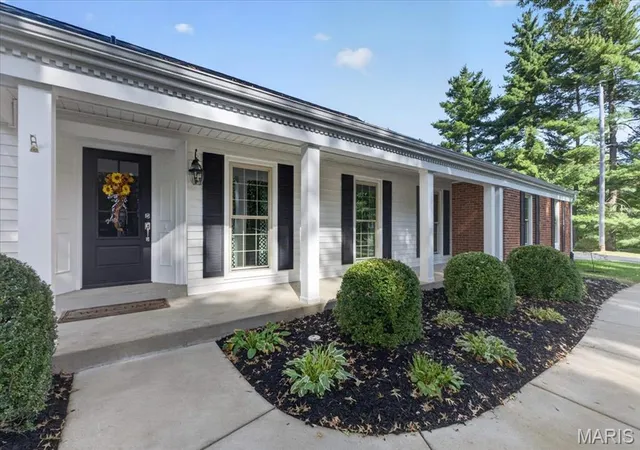 Photo 2 of Sale Pending at 2045 Firethorn Dr, Saint Louis, MO 63131 | MLS# MIS26054870 | Listing updated on 2026-09-14