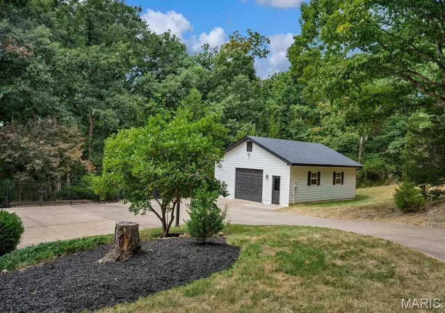 Photo 3 of Single family home for sale at 2 Patrick Ln, Defiance, MO 63341 | MLS# MIS26054878 | Listing updated on 2026-10-05