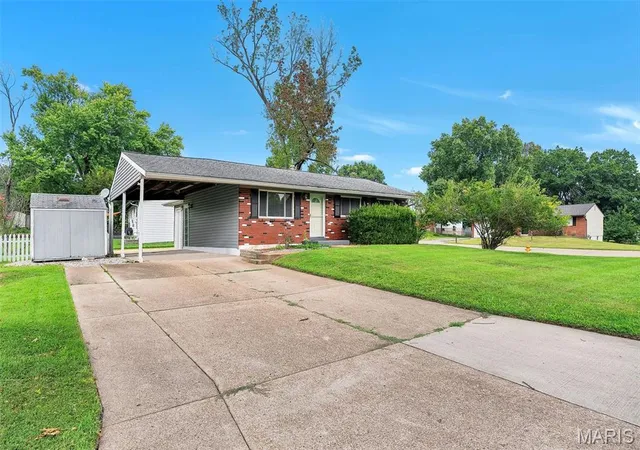 Photo 3 of Sale Pending at 2109 Centurion Dr, Fenton, MO 63026 | MLS# MIS26054887 | Listing updated on 2026-09-08