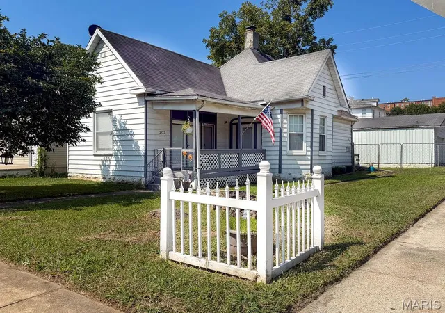 1st image of 202 E 2nd St, De Soto, MO 63020 | MLS# MIS26054890