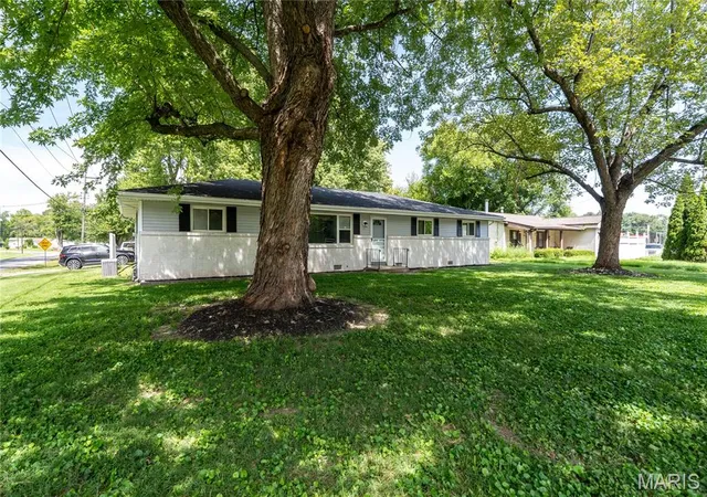 Photo 2 of Sale Pending at 1201 Hollywood Heights Rd, Caseyville, IL 62232 | MLS# MIS26054891 | Listing updated on 2026-08-28