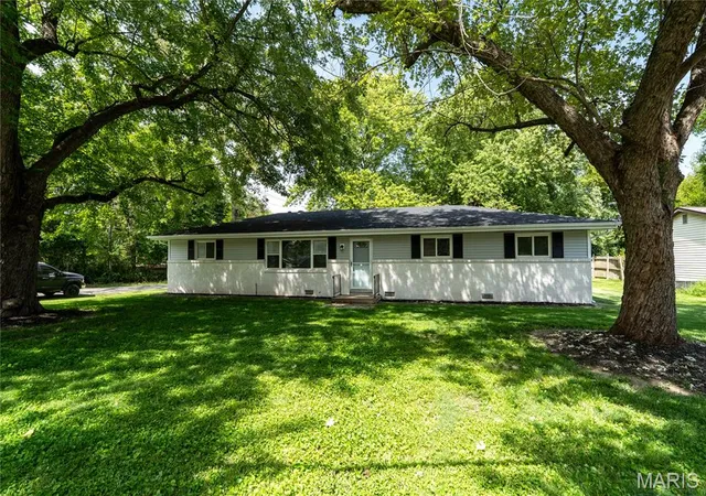 Photo 2 of Sale Pending at 1201 Hollywood Heights Rd, Caseyville, IL 62232 | MLS# MIS26054891 | Listing updated on 2026-08-28