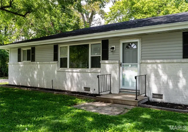 Photo 3 of Sale Pending at 1201 Hollywood Heights Rd, Caseyville, IL 62232 | MLS# MIS26054891 | Listing updated on 2026-08-28