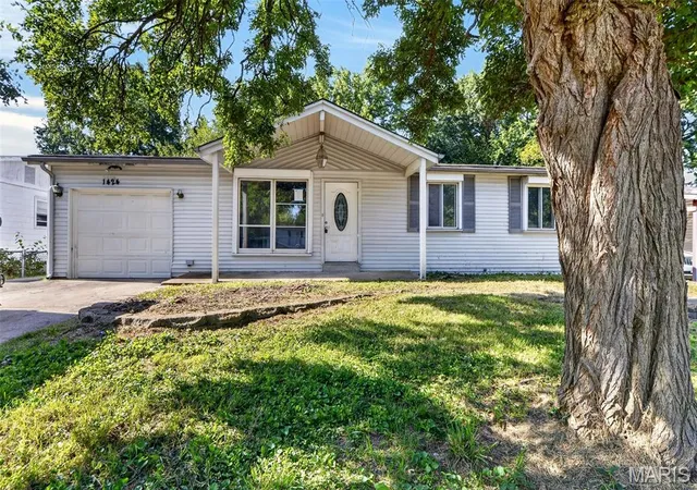 Photo 1 of Single family home for sale at 1424 Farmview Ave, St Louis, MO 63138 | MLS# MIS26054905 | Listing updated on 2026-09-22