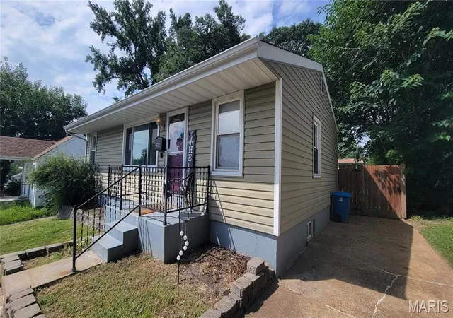 Photo 3 of Sale Pending at 9521 Theodosia Ave, St Louis, MO 63114 | MLS# MIS26054910 | Listing updated on 2026-09-02