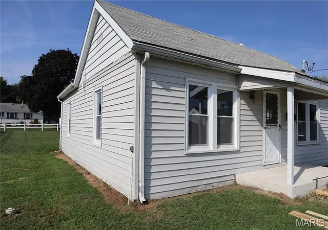 24th image of 205 Leonard Ave, Jerseyville, IL 62052 | MLS# MIS26054917