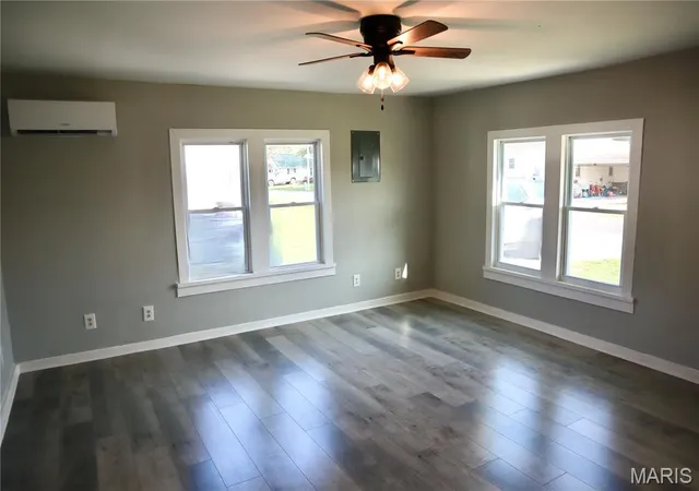 5th image of 205 Leonard Ave, Jerseyville, IL 62052 | MLS# MIS26054917