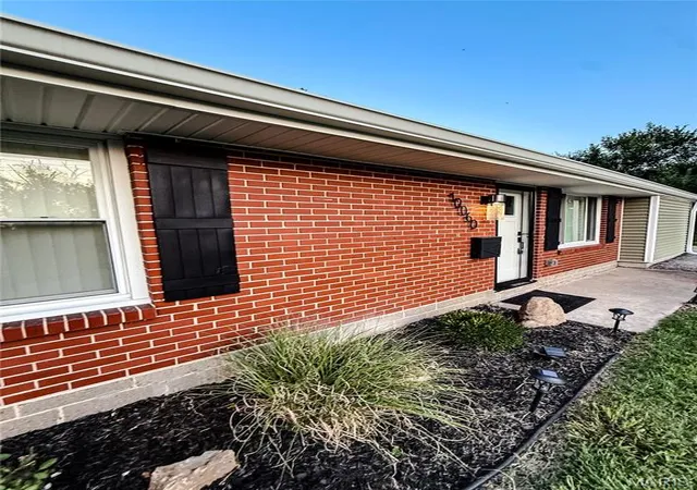 2nd image of 10060 Sheldon Dr, St Louis, MO 63137 | MLS# MIS26054918