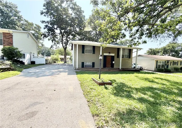 2nd image of 5210 Ville Cecelia Ln, Hazelwood, MO 63042 | MLS# MIS26054932