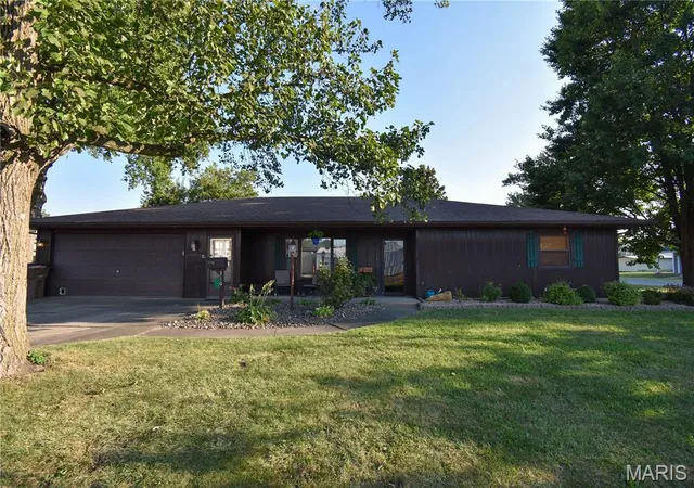 Photo 1 of Single family home for sale at 310 W Mill St, Staunton, IL 62088 | MLS# MIS26054940 | Listing updated on 2026-09-21