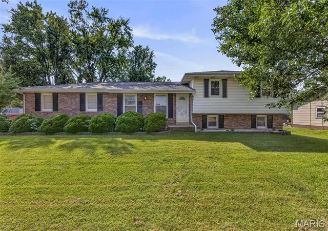 Photo 3 of Single family home for sale at 819 Krei Blvd, Farmington, MO 63640 | MLS# MIS26054965 | Listing updated on 2026-09-16