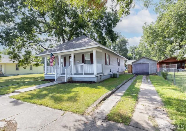 3rd image of 424 W Yoakum Ave, Chaffee, MO 63740 | MLS# MIS26054975