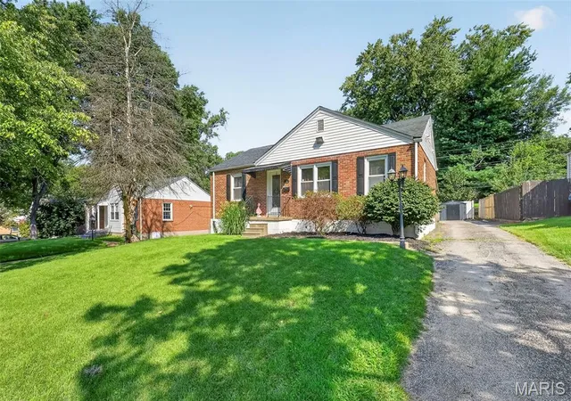 Photo 3 of Sale Pending at 5 Saint James Ct, Florissant, MO 63031 | MLS# MIS26054976 | Listing updated on 2026-09-04