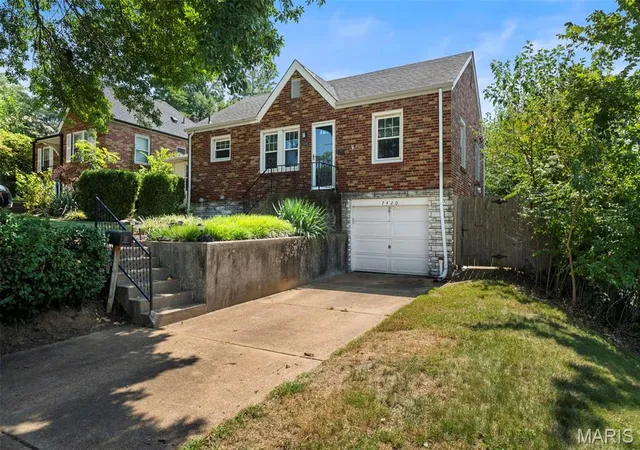 Photo 2 of Sale Pending at 7420 Murdoch Ave, St Louis, MO 63119 | MLS# MIS26054988 | Listing updated on 2026-08-29