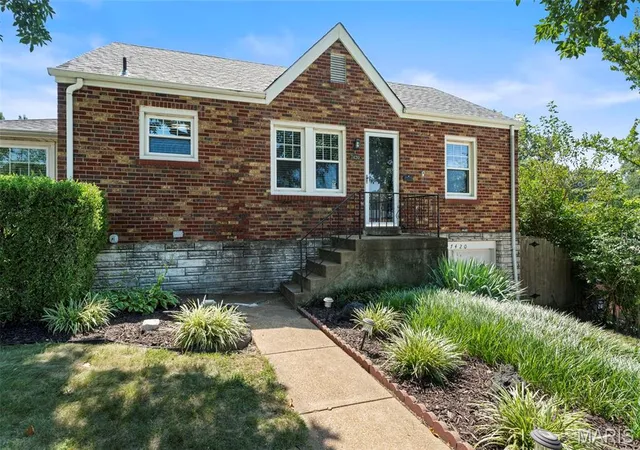 Photo 3 of Sale Pending at 7420 Murdoch Ave, St Louis, MO 63119 | MLS# MIS26054988 | Listing updated on 2026-08-29