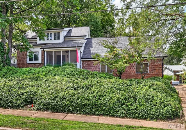Photo 3 of Sale Pending at 341 S Laclede Station Rd, St Louis, MO 63119 | MLS# MIS26054995 | Listing updated on 2026-09-03