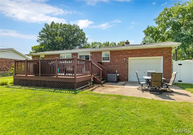 Photo 3 of Sale Pending at 326 Crestview, Wood River, IL 62095 | MLS# MIS26055001 | Listing updated on 2026-08-31