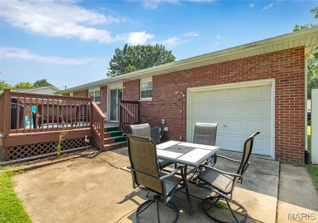 Photo 4 of Sale Pending at 326 Crestview, Wood River, IL 62095 | MLS# MIS26055001 | Listing updated on 2026-08-31