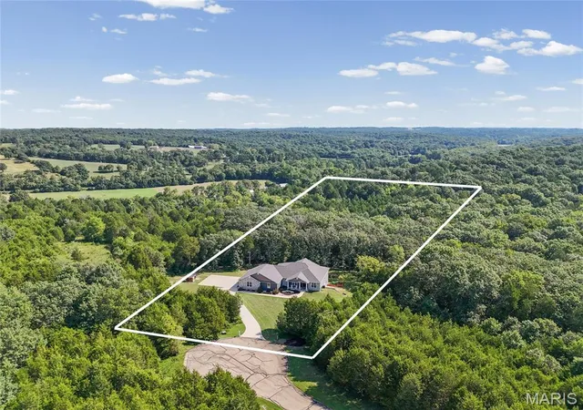 Photo 2 of Single family home for sale at 1402 Circle Hill Dr, Hillsboro, MO 63050 | MLS# MIS26055005 | Listing updated on 2026-08-31