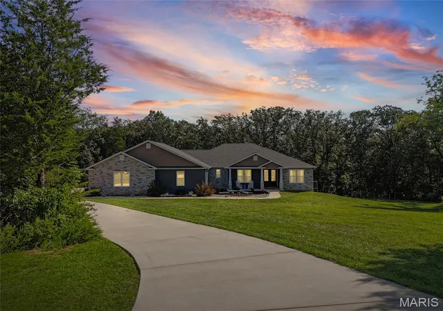 Photo 3 of Single family home for sale at 1402 Circle Hill Dr, Hillsboro, MO 63050 | MLS# MIS26055005 | Listing updated on 2026-08-31