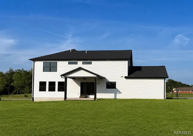 Photo 3 of Single family home for sale at 4 Schon Ct, Glen Carbon, IL 62034 | MLS# MIS26055018 | Listing updated on 2026-09-14