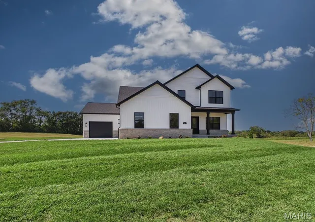 Photo 3 of Single family home for sale at 4 Schon Ct, Glen Carbon, IL 62034 | MLS# MIS26055018 | Listing updated on 2026-10-26