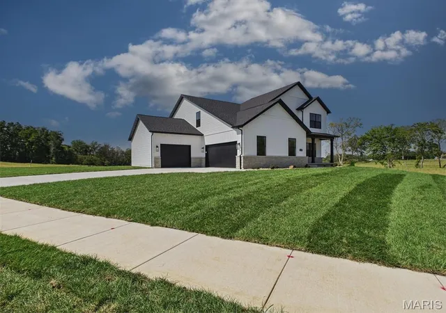 Photo 3 of Single family home for sale at 4 Schon Ct, Glen Carbon, IL 62034 | MLS# MIS26055018 | Listing updated on 2026-10-26