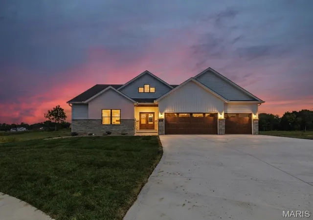Photo 2 of Single family home for sale at 16 Schon Ct, Glen Carbon, IL 62034 | MLS# MIS26055021 | Listing updated on 2026-09-21