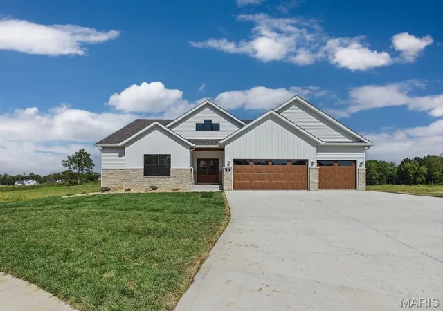 Photo 3 of Single family home for sale at 16 Schon Ct, Glen Carbon, IL 62034 | MLS# MIS26055021 | Listing updated on 2026-09-21