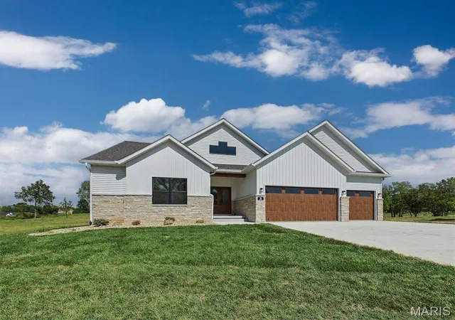 Photo 3 of Single family home for sale at 16 Schon Ct, Glen Carbon, IL 62034 | MLS# MIS26055021 | Listing updated on 2026-10-26