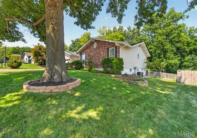 Photo 3 of Sale Pending at 2550 Trenton Sta, St Charles, MO 63303 | MLS# MIS26055023 | Listing updated on 2026-09-01
