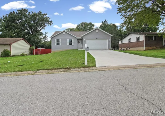 Photo 3 of Single family home for sale at 407 Warren Ave, Warrenton, MO 63383 | MLS# MIS26055029 | Listing updated on 2026-09-04