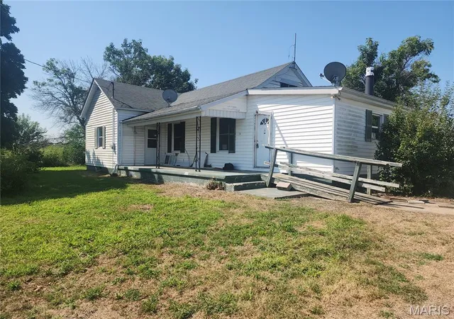 3rd image of 998 N West, Kane, IL 62054 | MLS# MIS26055030