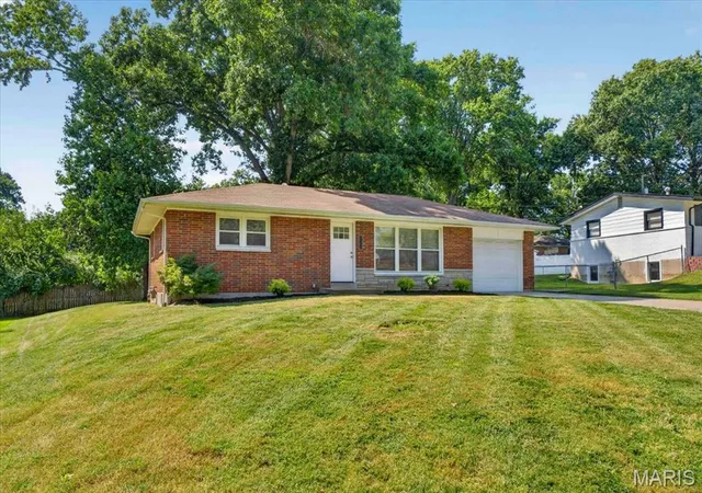 2nd image of 1329 N Evergreen Ln, Columbia, IL 62236 | MLS# MIS26055039