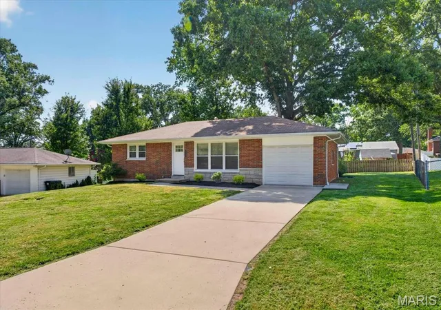 3rd image of 1329 N Evergreen Ln, Columbia, IL 62236 | MLS# MIS26055039