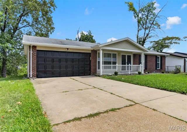 2nd image of 1072 King Carey Dr, Creve Coeur, MO 63146 | MLS# MIS26055083