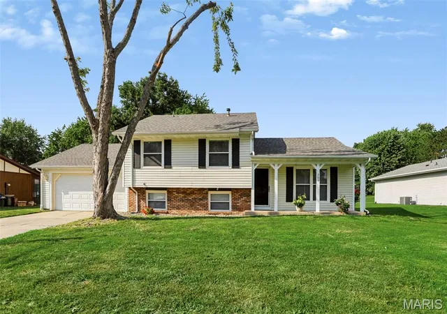 Photo 2 of Single family home for sale at 203 Meadow Dr, Troy, IL 62294 | MLS# MIS26055087 | Listing updated on 2026-08-27