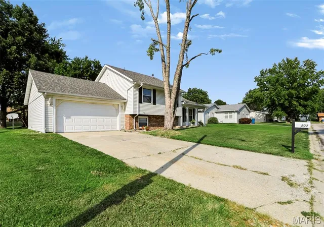 Photo 2 of Single family home for sale at 203 Meadow Dr, Troy, IL 62294 | MLS# MIS26055087 | Listing updated on 2026-08-27