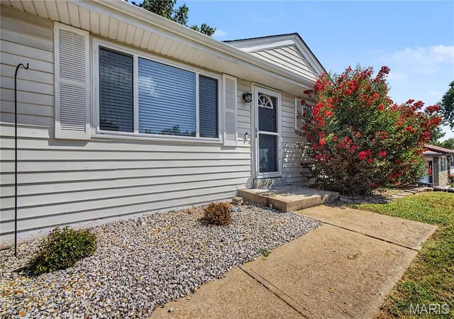 Photo 2 of Single family home for sale at 143 Bertrand Dr, Saint Louis, MO 63129 | MLS# MIS26055101 | Listing updated on 2026-10-05