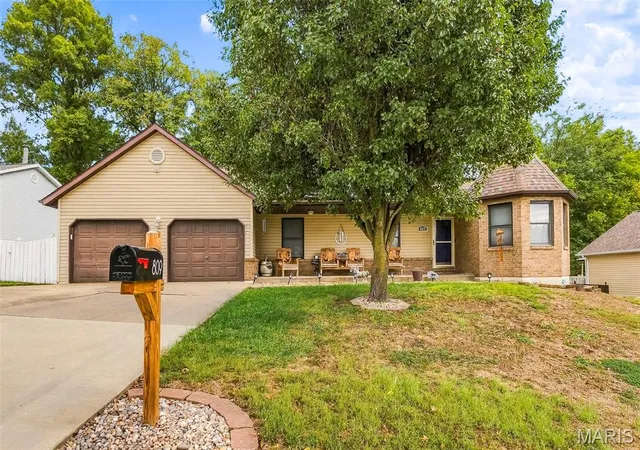 Photo 3 of Single family home for sale at 809 Braidwood Ct, Collinsville, IL 62234 | MLS# MIS26055104 | Listing updated on 2026-10-20