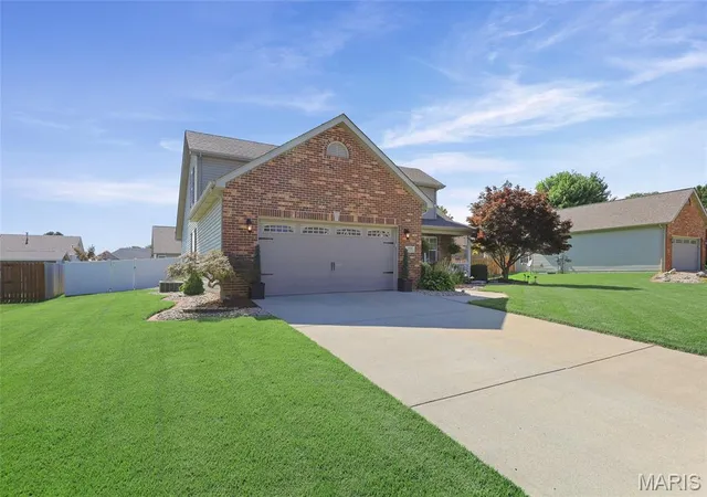 Photo 3 of Sale Pending at 170 Emerald Way E, Granite City, IL 62040 | MLS# MIS26055106 | Listing updated on 2026-09-07