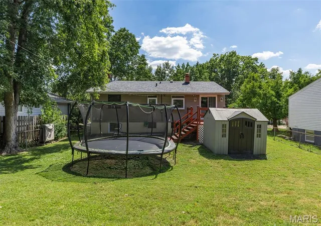 Photo 4 of Single family home for sale at 137 Huntleigh Forest Dr, Kirkwood, MO 63122 | MLS# MIS26055111 | Listing updated on 2026-10-05